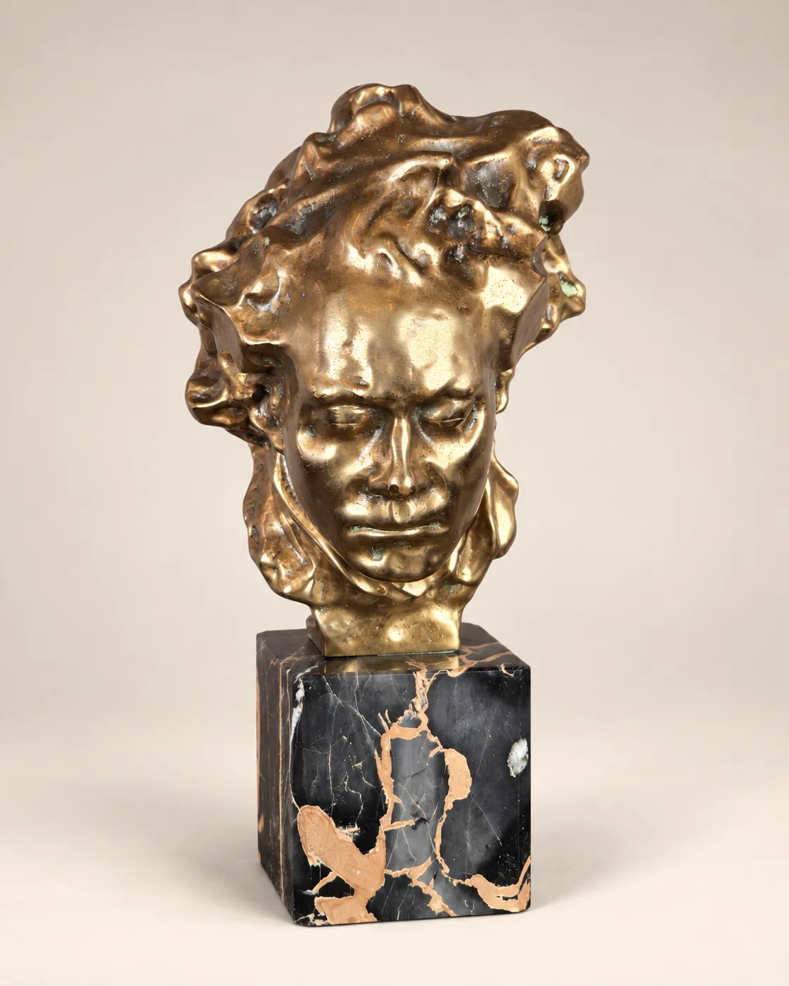 Sculpture en bronze doré sur socle de marbre