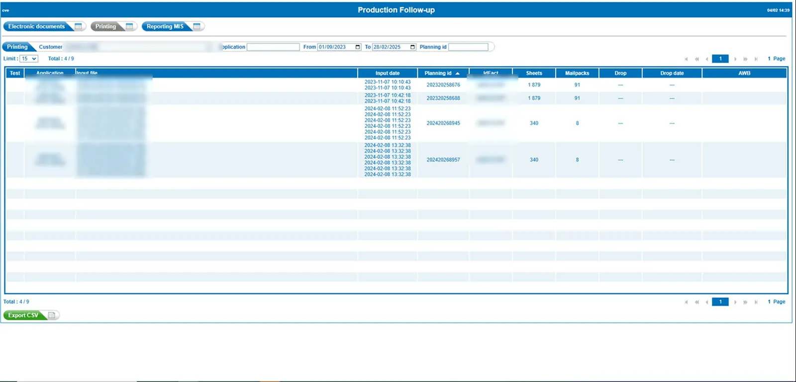 De tool Production Follow-up: een dichte technische tabel, zonder meldingen of foutstatussen, klantreferenties gemaskeerd.