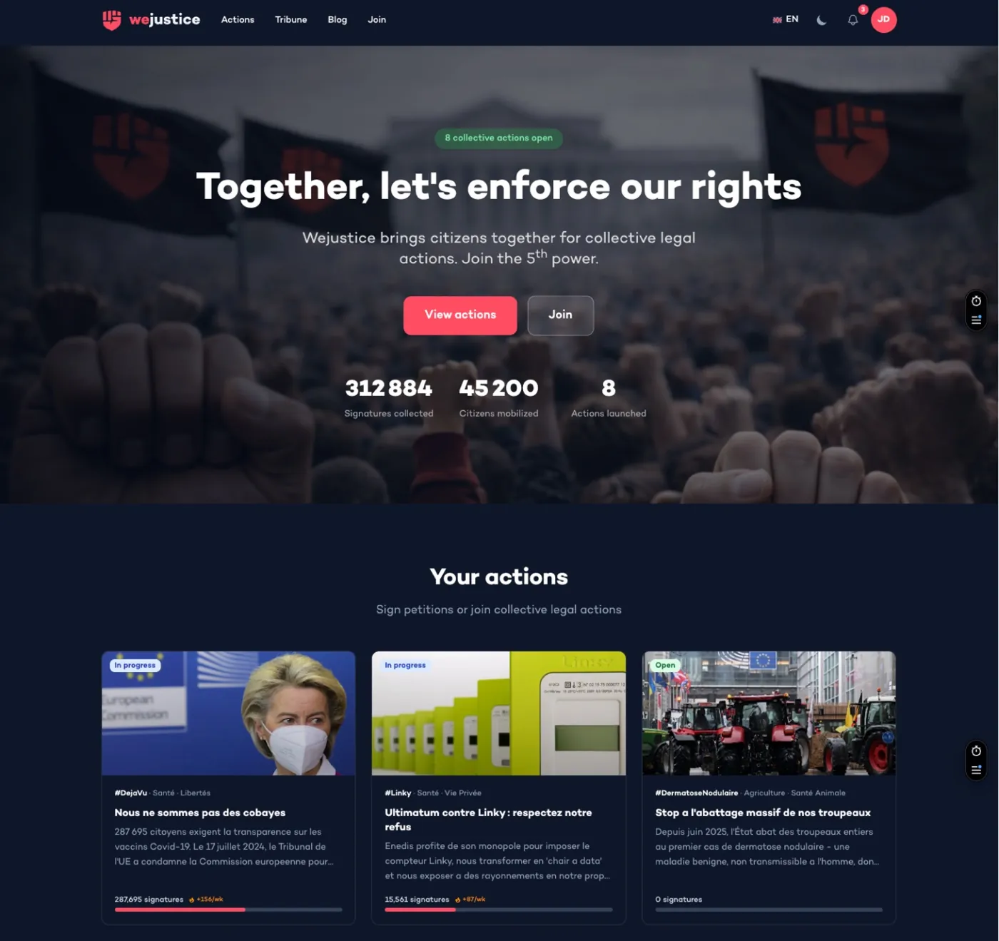 The WeJustice home in dark mode: hero over a crowd photo, mobilisation counters and first actions.